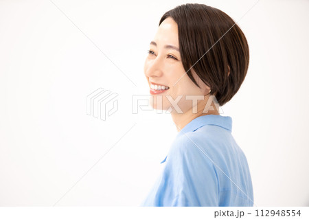 ミドル女性　カジュアル　ビューティー 112948554