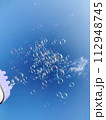 シャボン玉と晴天 112948745