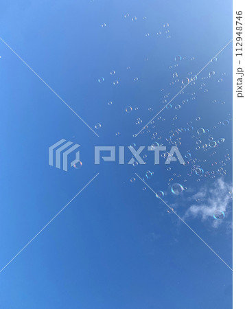 シャボン玉と晴天 112948746