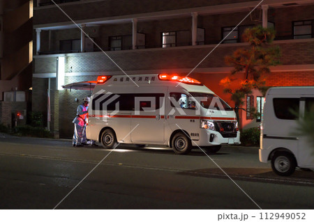 夜間の街中で救急搬送する救急車 イメージ 夜間の街中で救急搬送する救急車 イメージ 112949052