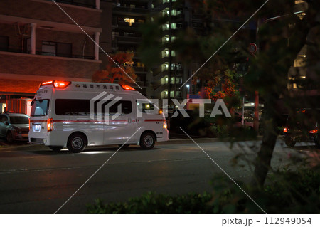 夜間の街中で救急搬送する救急車 イメージ 夜間の街中で救急搬送する救急車 イメージ 112949054
