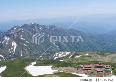 白山 御前峰からの展望 白山室堂と別山 白山 御前峰からの展望 白山室堂と別山 112949198