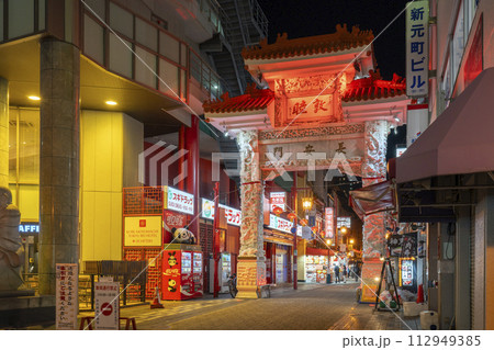 神戸南京町の夜景　長安門 112949385