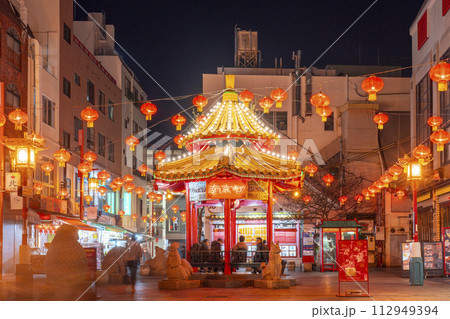 神戸南京町の夜景 南京町広場の象徴的建築物「あずまや」 神戸南京町の夜景 南京町広場の象徴的建築物「あずまや」 112949394
