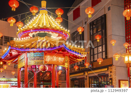 神戸南京町の夜景　南京町広場の象徴的建築物「あずまや」 112949397