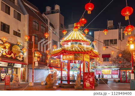 神戸南京町の夜景　南京町広場の象徴的建築物「あずまや」 112949400