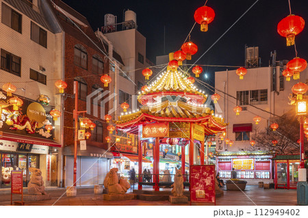 神戸南京町の夜景 南京町広場の象徴的建築物「あずまや」 神戸南京町の夜景 南京町広場の象徴的建築物「あずまや」 112949402