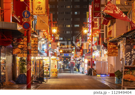 神戸南京町の夜景　南京町広場の象徴的建築物「あずまや」 112949404