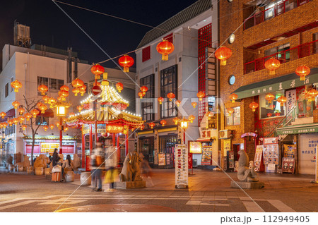 神戸南京町の夜景　南京町広場の象徴的建築物「あずまや」 112949405