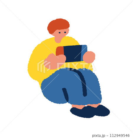 ゲームをする男性シンプルな手描きイラスト 112949546