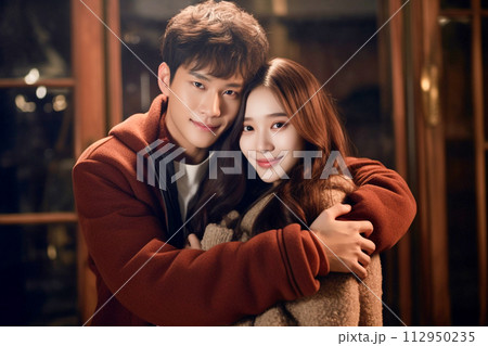 恋人を抱きしめるハッピーなカップル 112950235