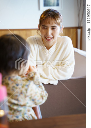 子供の面倒を見ている母親 112950647