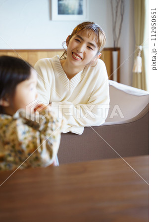 子供の面倒を見ている母親 112950651