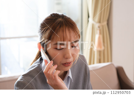 テレワークをしている女性のポートレート 112950703