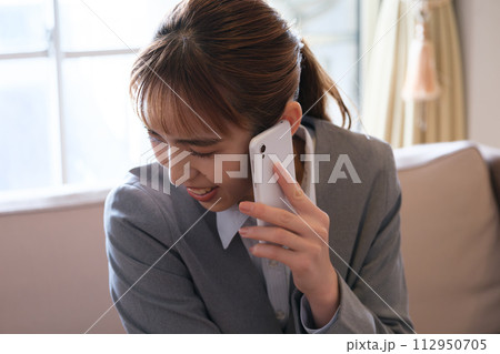 テレワークをしている女性のポートレート 112950705