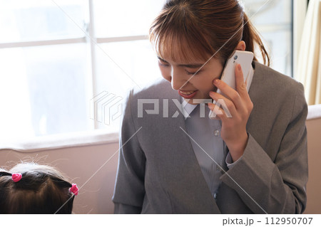 テレワークで仕事と子育ての両立をしている女性 112950707