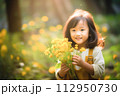 お花畑で遊ぶ笑顔の子ども 112950730