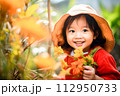お花畑で遊ぶ笑顔の子ども 112950733