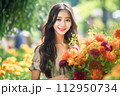 花に囲まれた笑顔の女性 112950734