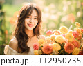 花に囲まれた笑顔の女性 112950735
