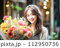 花に囲まれた笑顔の女性 112950736