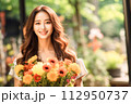 花に囲まれた笑顔の女性 112950737