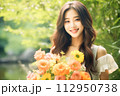 花に囲まれた笑顔の女性 112950738