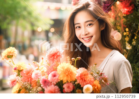 花に囲まれた笑顔の女性 112950739