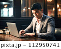 カフェでパソコンを使う男性 112950741