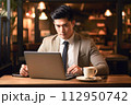 カフェでパソコンを使う男性 112950742