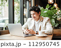 カフェでパソコンを使う男性 112950745