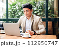 カフェでパソコンを使う男性 112950747