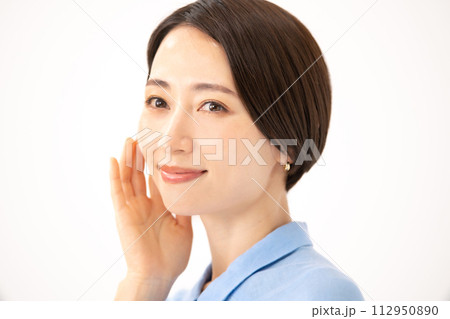 頬を触る女性　ビューティー 112950890