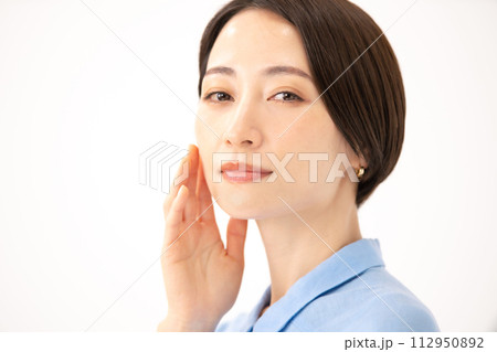 頬を触る女性　ビューティー 112950892