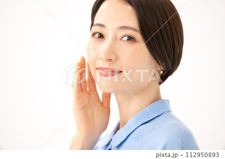 頬を触る女性　ビューティー 112950893