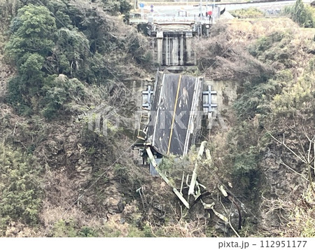 熊本地震で土砂崩れの被害を受けた橋梁 熊本地震で土砂崩れの被害を受けた橋梁 112951177