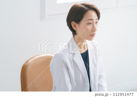 白衣を着た女性のポートレート 白衣を着た女性のポートレート 112951477