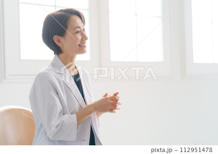 白衣を着た女性のポートレート 112951478