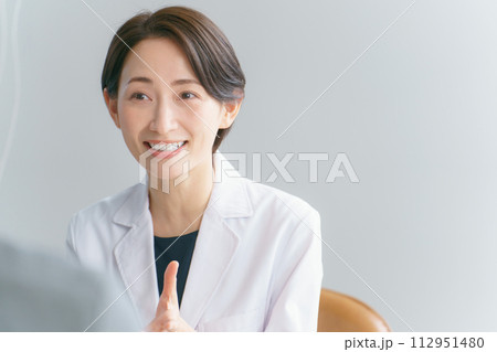 患者と話す女性医師 患者と話す女性医師 112951480