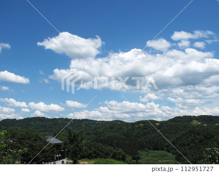 夏の青空と白い雲 112951727