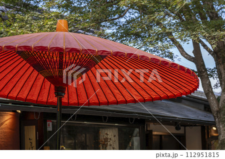 京都大原　三千院門前　桜の馬場　野点傘 112951815