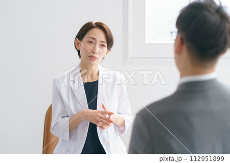 患者と話す女性医師 112951899