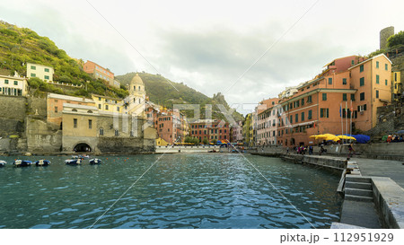 チンクエテッレ・ヴェルナッツァの町並み / Vernazza, Italy 112951929