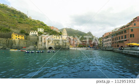 チンクエテッレ・ヴェルナッツァの町並み / Vernazza, Italy 112951932