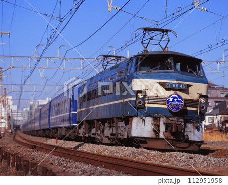 東京駅に向けて走る寝台特急富士はやぶさ号 112951958
