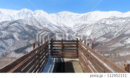 北アルプス　岩岳リゾートからの白馬三山 112952151