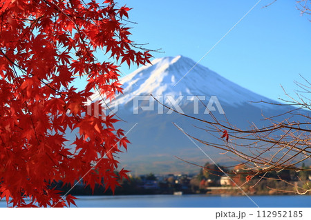 富士山と紅葉の景観 富士山と紅葉の景観 112952185