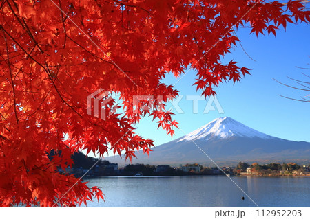 富士山と紅葉の景観 富士山と紅葉の景観 112952203