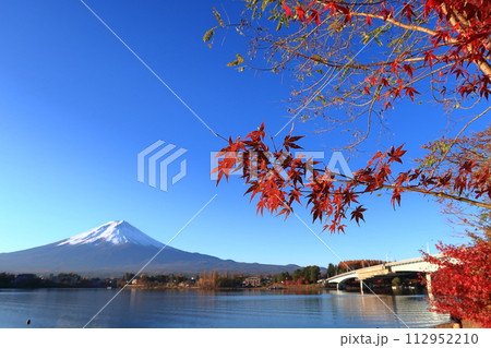 富士山と紅葉の景観 富士山と紅葉の景観 112952210