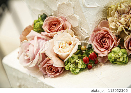 生花を使ったおしゃれなケーキ 生花を使ったおしゃれなケーキ 112952306